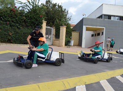 La Policía Local enseña una movilidad segura a personas con discapacidad de Verdiblanca