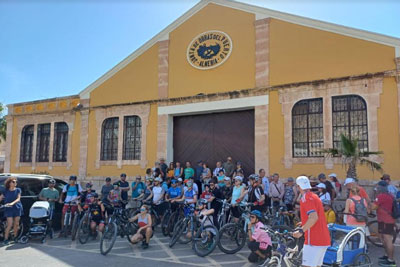 Ms de 130 ciclistas y caminantes coinciden en el Puerto de Almera, que se ha abierto para el disfrute de la ciudad