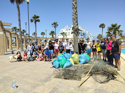 Noticia de Almera 24h: Las familias de Torre de Cerrillos limpian las playas de Roquetas