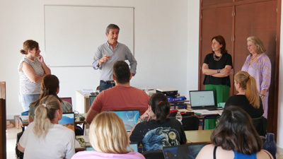 Noticia de Almera 24h: Manuel Corts visita el inicio de dos nuevos cursos de formacin en Adra