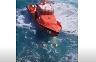 Noticia de Almera 24h: Tres menores rescatados por Salvamento Martimo tras ser engullidos por el Mar
