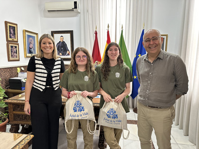 Noticia de Almera 24h: El alcalde de Hurcal-Overa recibe a dos voluntarias francesas que realizan labores en el Centro de Acogida Canina