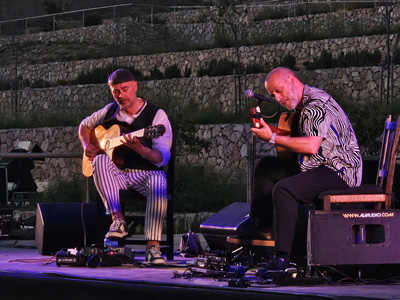 La belleza armonizada de las dos guitarras de Cenk Erdogan y Antonio Forcione sosiega y emociona en la segunda noche de Alamar