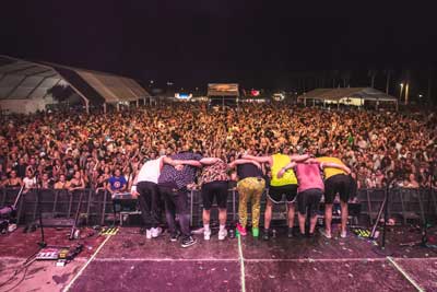 La XI edicin del ‘The Juergas Rock Festival’ despega en Adra con gran afluencia en la fiesta de bienvenida 