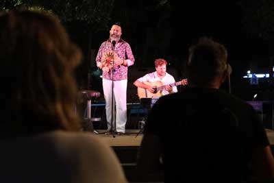 Un piano martimo itinerante con Javier Escobar y la voz de Jos Luis Jan protagonizan la noche del ‘Almerimar en Vivo’