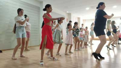 Las Familias Del Programa De Atencin Integral Participan En Dos Talleres De Baile