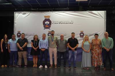 Agustn Casado celebra en casa su bronce olmpico junto a cientos de carboneros que llenan el Teatro para felicitarle