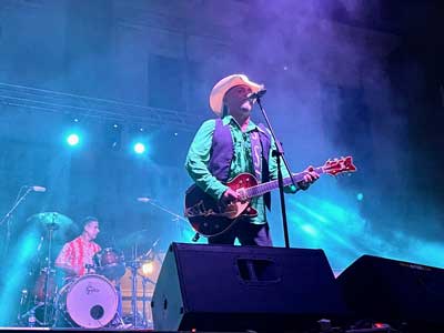 El rock de Los Rebeldes hace bailar a los almerienses en la Plaza de la Constitucin