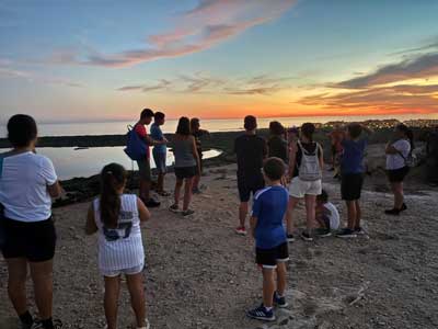 Nios y adultos conocen Punta Entinas-Sabinar al atardecer de la mano del Ayuntamiento y ‘El rbol de las Piruletas’