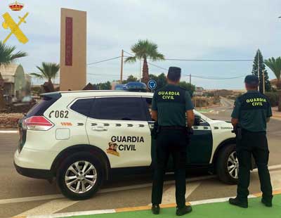 Un Guardia Civil fuera de servicio presta auxilio a un hombre con sntomas de asfixia durante las fiestas patronales de Palomares