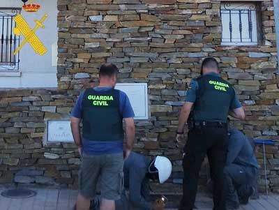 Noticia de Almera 24h: La Guardia Civil localiza una vivienda con enganches elctricos ilegales para produccin de droga y detiene a sus dos responsables