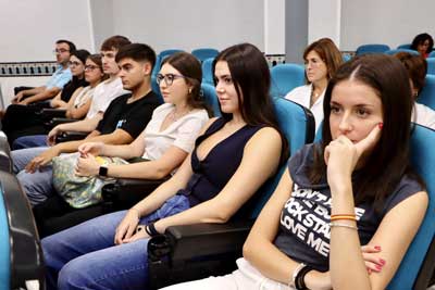 Noticia de Almera 24h: Ilusin en el primer da de prcticas del alumnado de Medicina de la UAL en el Hospital Universitario Poniente