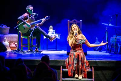 Candilena conquista al pblico de un Teatro Apolo repleto con las bellas canciones de su ‘Tonada y Luz’