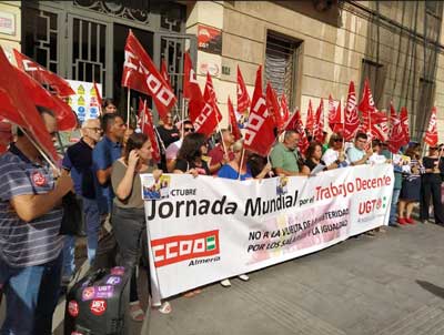 Concentracin de UGT y CCOO Almera en el Da Internacional del Trabajo Digno, exigiendo condiciones laborales justas en la provincia