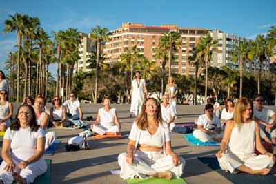 Noticia de Almera 24h: Almera abre su corazn al yoga y la meditacin, en una experiencia nica en el parque de las Almadrabillas