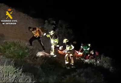 Noticia de Almera 24h: La Guardia Civil rescata a una persona herida en cala Carbn-Njar