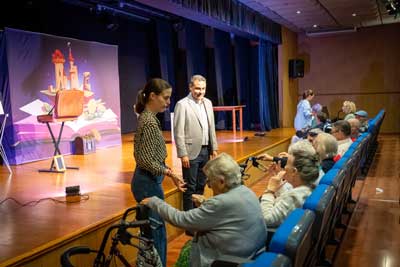 Usuarios de la Residencia Virgen del Rosario visitan la biblioteca para participar en un taller de lectura 