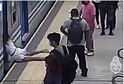 Noticia de Almera 24h: El vdeo del atropello de un tren a una joven que increblemente logr sobrevivir