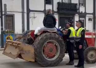 Noticia de Almera 24h: Dos policas locales increpan a un agricultor que est desde el domingo en Paiporta sacando basura y escombros con su tractor