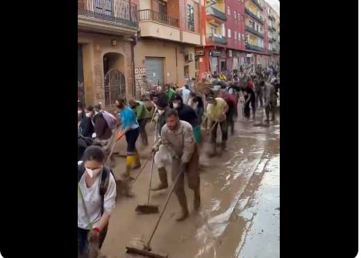 Noticia de Almera 24h: Espectacular coordinacin de cientos de voluntarios para desecar  una calle de una sola pasada