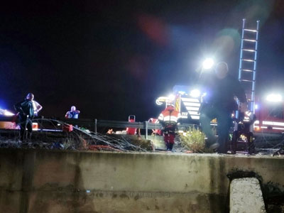 DANA. Rescatan a tres personas atrapadas bajo un puente del Parador 