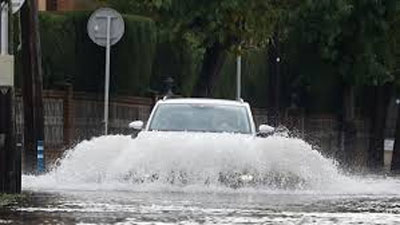 Noticia de Almera 24h: Un malagueo limpia su coche con agua a presin en mitad de la Dana