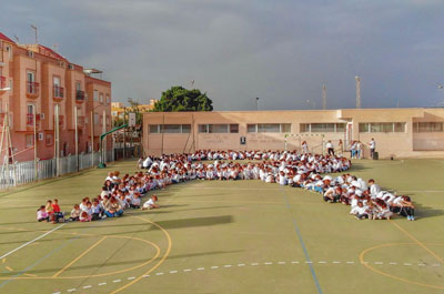 La comunidad educativa de Vcar protagoniza una gran concentracin con motivo del Da Internacional de la Eliminacin de la Violencia contra la Mujer