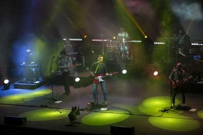 El Auditorio vibra con la experiencia ‘Dire Straits’ gracias al viaje sonoro ofrecido por la banda liderada por scar Rosende