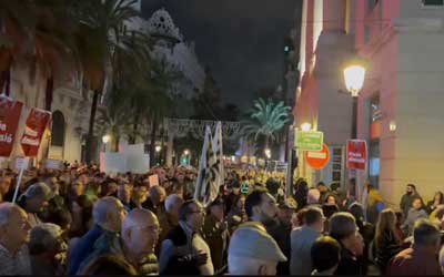 Noticia de Almera 24h: Multitudinaria manifestacin en Valencia pidiendo la dimisin de Mazn