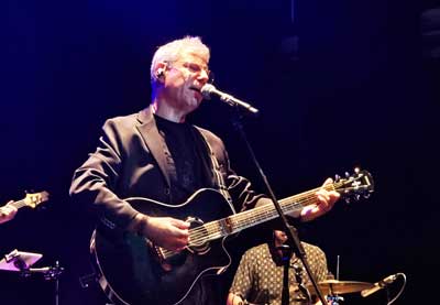 Malas Compaas avivan la magia del incontestable cancionero de Joaqun Sabina en un Apolo abarrotado