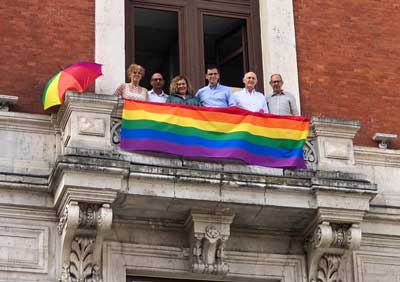 El Tribunal Supremo avala colocar la bandera LGTBI en edificios pblicos el Dia del Orgullo Gay por no ser un smbolo partidista