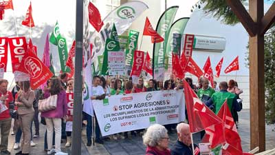 Concentracin en Almera contra las agresiones al personal sanitario y el deterioro de la sanidad pblica