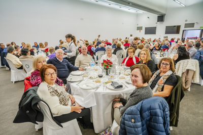 Cerca de 700 personas mayores disfrutan de una jornada de convivencia la tradicional comida de Navidad