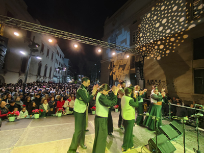 Siete grupos llenan de Navidad la Plaza Pablo Cazard con la celebracin de la Zambomba de la Hermandad del Roco de Almera