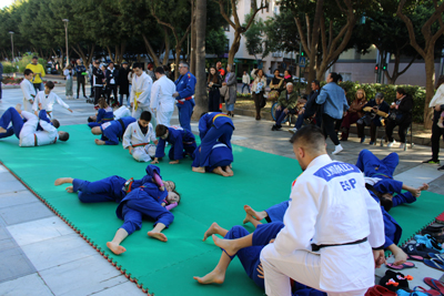 Las calles de Almera se han llenado hoy de deporte para fomentar su prctica durante la Navidad