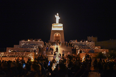 Noticia de Almera 24h: Candilena, la voz de Mar Ramos y la luz de las velas llenan de magia el Cerro de San Cristbal 