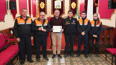 El alcalde de Berja recibe a Gabriel Cara tras obtener la medalla de plata al mrito de Proteccin Civil 