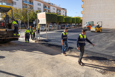 El Ayuntamiento incrementa el nmero de plazas de aparcamiento pblico con el asfaltado de un nuevo solar en el Paseo de las Lomas