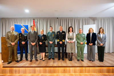 Noticia de Almera 24h: La alcaldesa felicita al coronel jefe de la Guardia Civil y a la cabo primera de la Armada de Almera, distinguidos con la Cruz del Mrito Naval