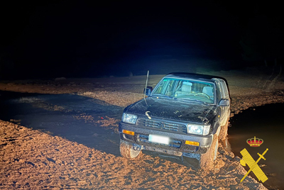 Se queda atascado en el barro de la Balsa del Sabinal de Berja y es rescatado por la Guardia Civil