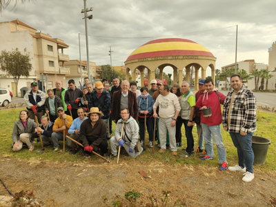 Jvenes de Asprodesa y alumnos de la Escuela Agraria realizan la plantacin de unos 200 rboles en el Bulevar