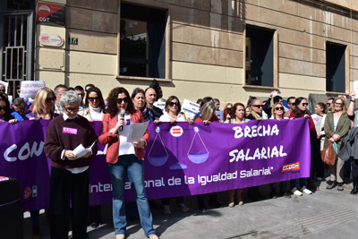 UGT y CCOO Almera se concentran en el Da para la Igualdad Salarial para exigir actuaciones que reduzcan la brecha de gnero