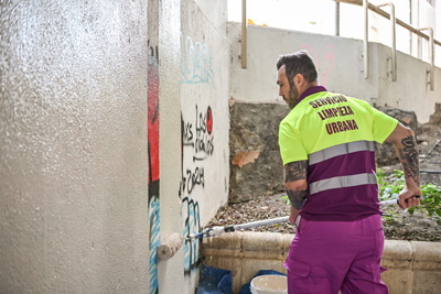 Noticia de Almera 24h: Plan de limpieza de 4.000 metros cuadrados de pintadas vandlicas para antes de finalizar el ao   