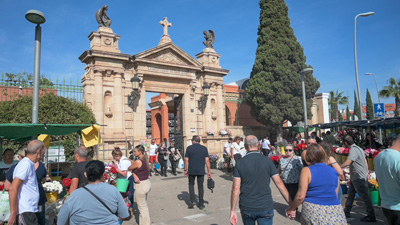 Noticia de Almera 24h: Los cementerios de la capital reciben la visita de miles de almerienses en el Da de Todos los Santos 