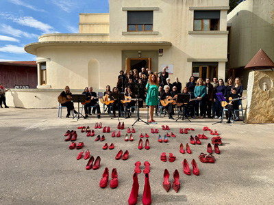Noticia de Almera 24h: Msica, exposicin de zapatos y un Banco Rojo, el homenaje de los Centros de la Mujer a las vctimas por violencia de gnero