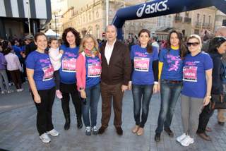 Una marea azul de mujeres solidarias convierte en un xito rotundo la I Carrera de la Mujer