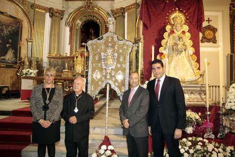 El alcalde impone el Escudo de Oro al glorioso Simpecado de la Santsima Virgen del Roco 