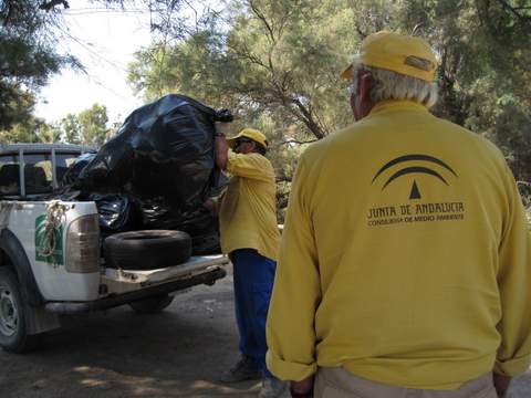 La Junta limpia la basura del paraje de El Perdigal, en su mayor parte propiedad de la Administracin del Estado