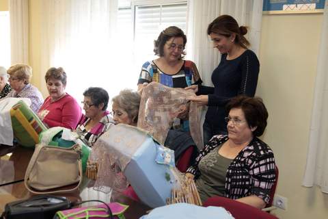 La concejala Carolina Lafita visita la asociacin de mujeres El Mundillo de Regiones y elogia su afn por conservar tradiciones ancestrales