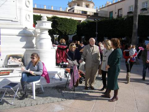 Miles de personas disfrutan en la Plaza Vieja del mercadillo andalus Almera con arte y sabor